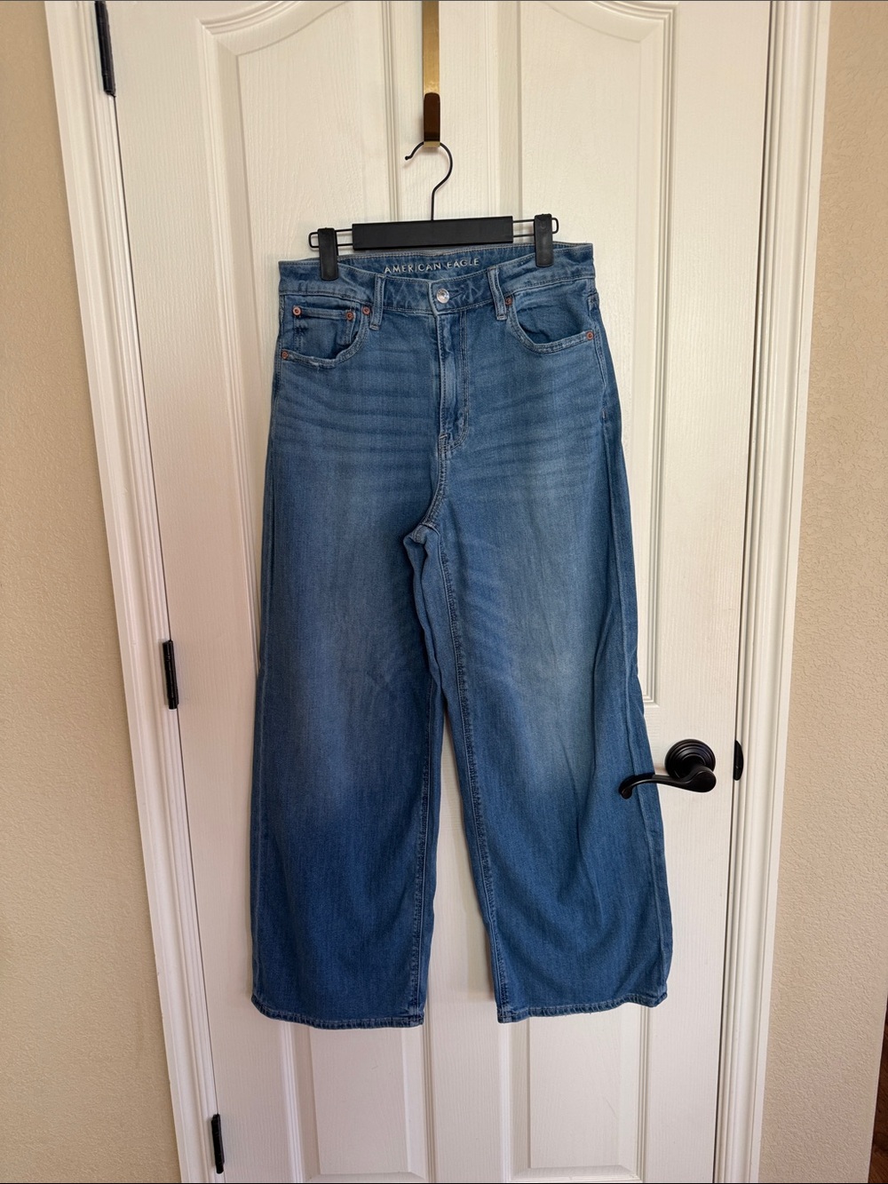 American Eagle Super High Rise Baggy Wide Leg jeans. Size 4.